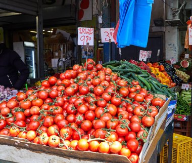 Taze meyve ve sebzeler Tel Aviv, İsrail Carmel açık pazarda satılmaktadır. Doğu pazarı.