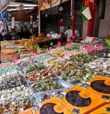 Taze meyve ve sebzeler Tel Aviv, İsrail Carmel açık pazarda satılmaktadır. Doğu pazarı.