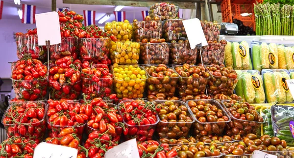 Las frutas y verduras frescas se venden en el mercado abierto Carmel en Tel Aviv, Israel. Mercado oriental . — Foto de Stock