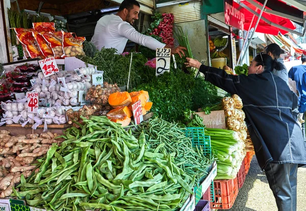 Las frutas y verduras frescas se venden en el mercado abierto Carmel en Tel Aviv, Israel. Mercado oriental . — Foto de Stock