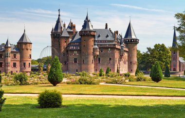 Castle De Haar, Hollanda'nın Utrecht eyaletinde yer almaktadır. Su üzerinde güzel kale