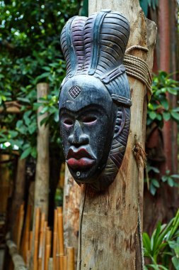 Orman parkında Maske.