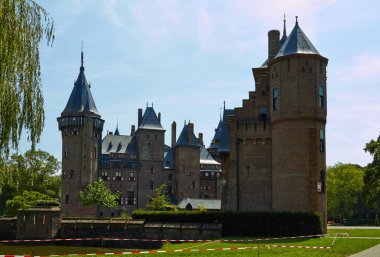 Castle De Haar, Hollanda'nın Utrecht eyaletinde yer almaktadır. Su üzerinde güzel kale