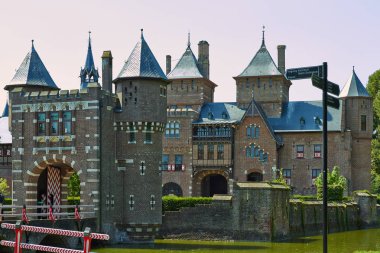Castle De Haar, Hollanda'nın Utrecht eyaletinde yer almaktadır. Su üzerinde güzel kale
