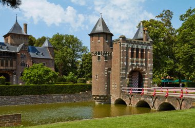 Castle De Haar, Hollanda'nın Utrecht eyaletinde yer almaktadır. Su üzerinde güzel kale