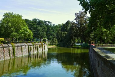 Castle De Haar, Hollanda'nın Utrecht eyaletinde yer almaktadır. Su üzerinde güzel kale