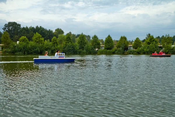 Lago no parque, vista do barco . — Fotografia de Stock