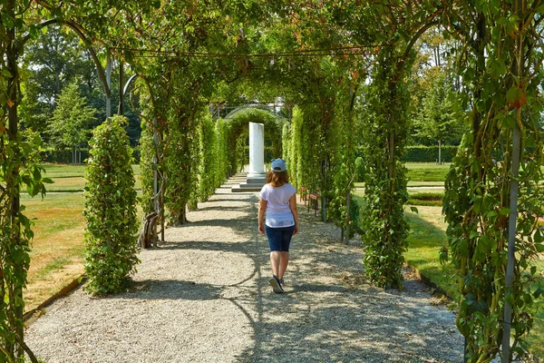 Trädgård på slottet de Haar — Stockfoto