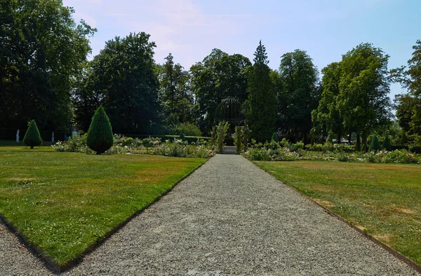 Trädgård på slottet de Haar — Stockfoto