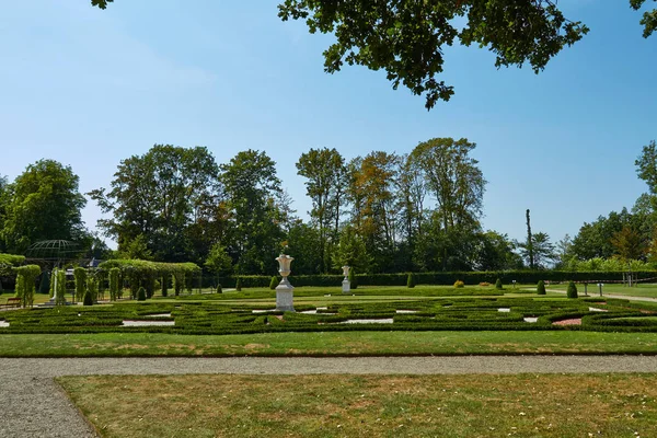 Trädgård på slottet de Haar — Stockfoto