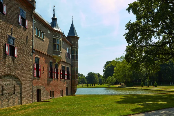 Kasteel de haar is gevestigd in de provincie Utrecht in Nederland, 1892. Prachtig kasteel op het water — Stockfoto