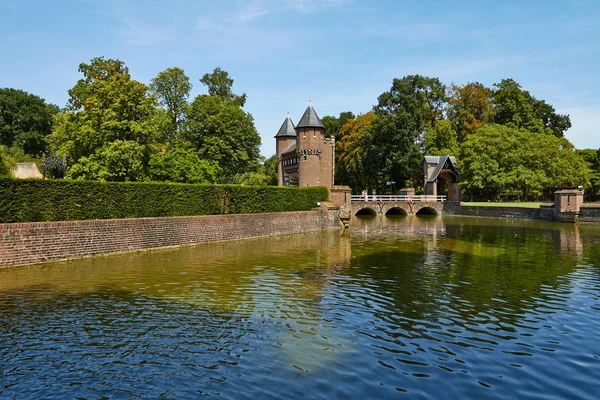 Castle De Haar est situé dans la province d'Utrecht, aux Pays-Bas, en 1892. Beau château sur l'eau — Photo
