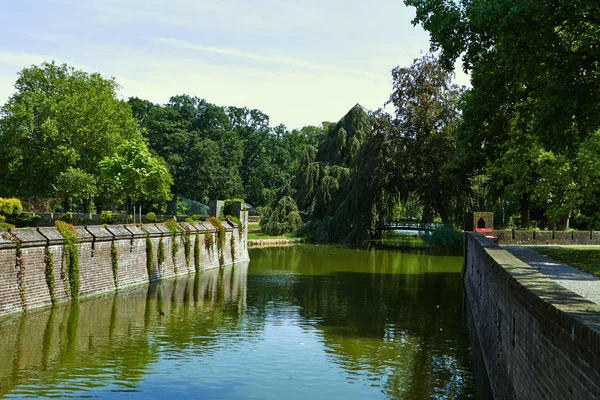 El castillo de Haar se encuentra en la provincia de Utrecht, Países Bajos, en 1892. Hermoso castillo en el agua — Foto de Stock