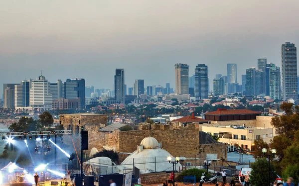 Panorama de Tel Aviv ao pôr do sol, linha costeira com hotéis. Vista do palco para performances, concertos noturnos para o entretenimento dos turistas — Fotografia de Stock