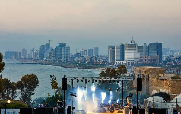 Panorama Tel Aviv o zachodzie słońca, linia przybrzeżna z hotelami. Widok na scenę występów, wieczorne koncerty dla rozrywki turystów — Zdjęcie stockowe