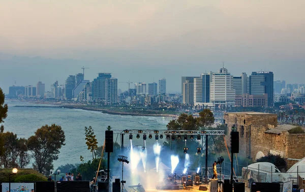 Panorama de Tel Aviv ao pôr do sol, linha costeira com hotéis. Vista do palco para performances, concertos noturnos para o entretenimento dos turistas — Fotografia de Stock