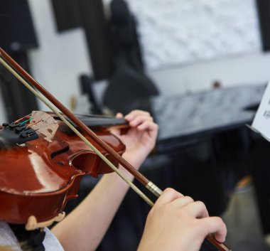 Keman klasik müzik aleti. Klasik oyuncu elleri. Kemanın detayları