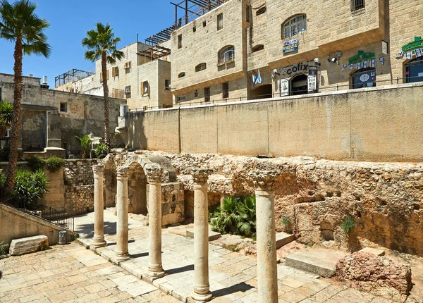 Antiguo callejón en el barrio judío de Jerusalén. Israel. Foto en color antiguo — Foto de Stock