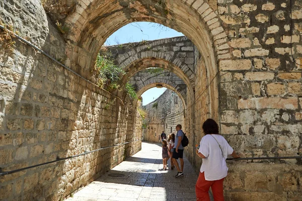 Antiguo callejón en el barrio judío de Jerusalén. Israel. Foto en color antiguo — Foto de Stock