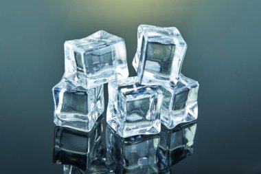 Koyu bir arka plan üzerinde bir piramit oluşan buz küpleri