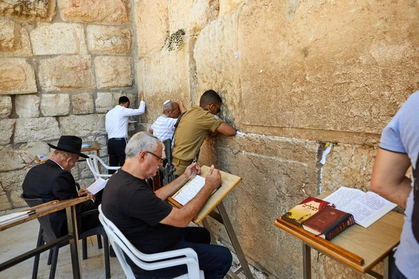 Vue d'inconnus priant devant le mur occidental dans la vieille ville de Jérusalem — Photo