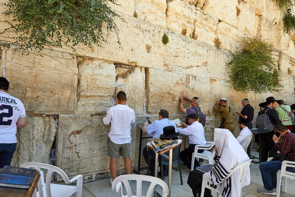 Vue d'inconnus priant devant le mur occidental dans la vieille ville de Jérusalem — Photo