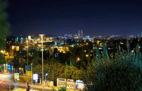 Uitzicht op Jeruzalem 's nachts met mooie verlichting — Stockfoto