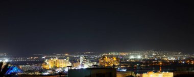 Eilat 'ın merkezi halk plajında panoramik manzara-ünlü tatil şehri