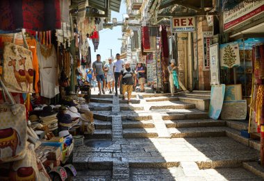 Orta Doğu turistlerinin tüm renkleri, tadı ve lezzetleri Arap Çarşısı 'nda Kral David 'in caddesinde bulunabilir.