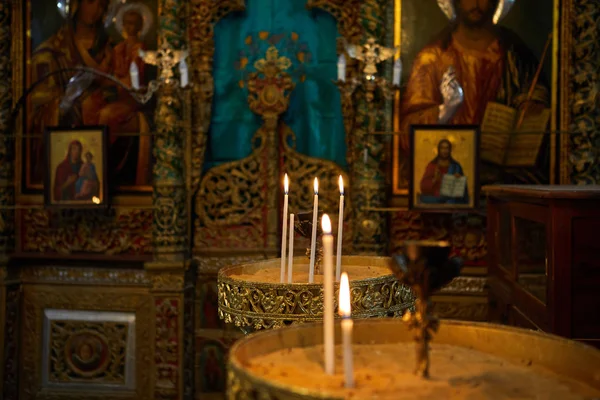 Багато церковних свічок горять в темряві. Свічки в церкві — стокове фото
