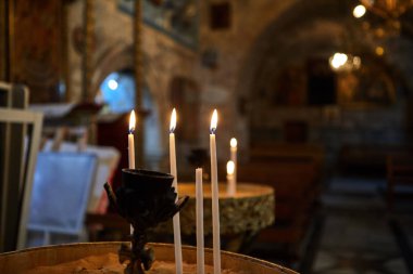 Birçok Kilise mumları karanlıkta yanıyor. Kilisede mumlar