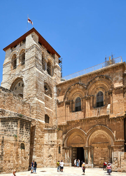 Вет на главном входе в храм Гроба Господня в Старом городе
