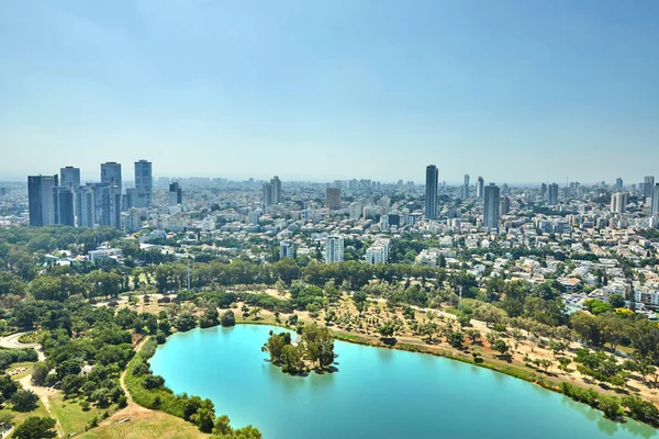 Panorama Tel Aviv, Tel Aviv Ilçe iş merkezi ve Ayarkon Park Gölü 'ne bakmaktadır.