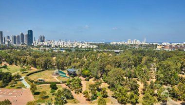 Tel Aviv Bölgesi 'ne bakan Panorama Tel Aviv, iş merkezi ve otoyol