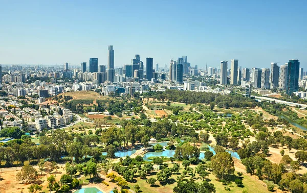 Тель-Авив с видом на деловой центр Тель-Авива и шоссе — стоковое фото