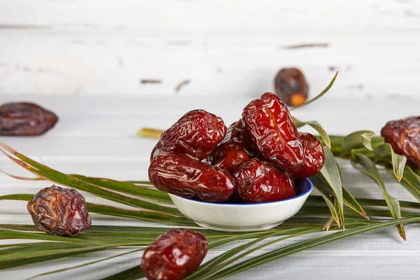 Datum vruchten met Palm bladeren, rauwe biologische dadels klaar om te eten. Ramadan Food concept — Stockfoto