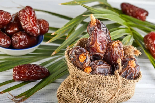 Datum vruchten met Palm bladeren, rauwe biologische dadels klaar om te eten. Ramadan Food concept — Stockfoto