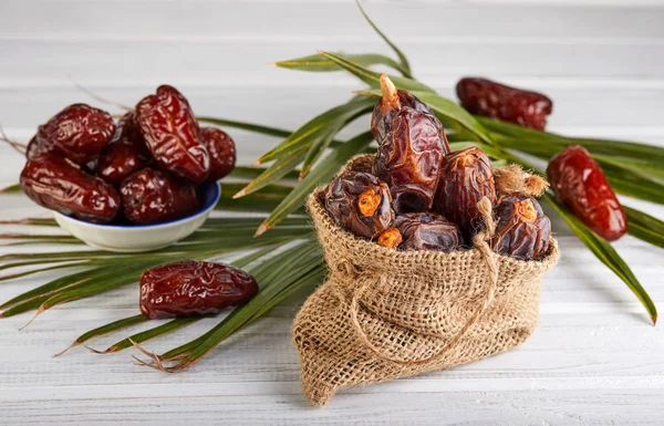 Datum vruchten met Palm bladeren, rauwe biologische dadels klaar om te eten. Ramadan Food concept — Stockfoto