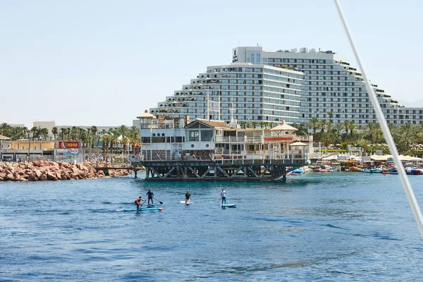 Vue sur le Golfe d'Eilat avec des yachts de luxe. Hôtels pour les touristes bateaux et yachts pour de bonnes vacances . — Photo