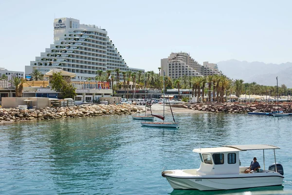 Vista del Golfo de Eilat con yates de lujo. Hoteles para turistas barcos y yates para unas buenas vacaciones . — Foto de Stock