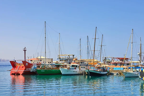 View of the Gulf of Eilat with luxury yachts. On the yacht you can sunbathe, jump into the open sea and enjoy drinks and exotic fruits. — Stock Photo, Image