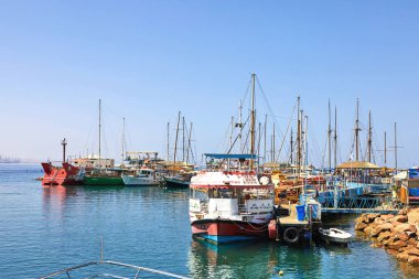 Lüks Yatlar ile Eilat Körfezi manzarası. Yatta güneşlenebilir, açık denize atlayıp içeceklerin ve egzotik meyvelerin tadını çıkarabilirsiniz..