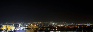 Eilat 'ın merkezi halk plajında panoramik manzara-ünlü tatil şehri