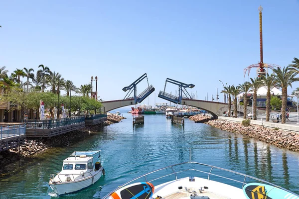 Vista del Golfo de Eilat con yates de lujo. El momento de abrir el puente para salir del yate de la bahía — Foto de Stock