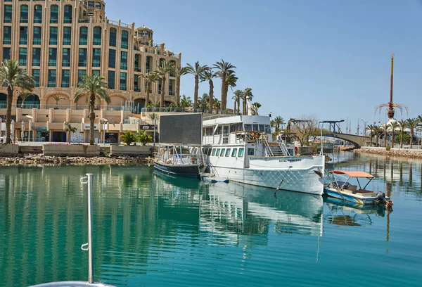 Vista sul Golfo di Eilat con yacht di lusso. Sullo yacht è possibile prendere il sole, saltare in mare aperto e gustare bevande e frutta esotica . — Foto Stock