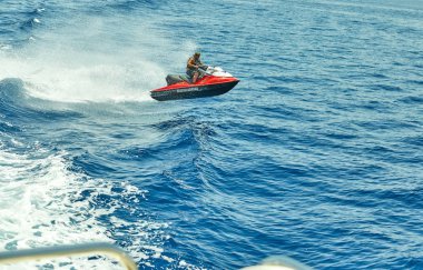 Lüks yattan Kızıldeniz'e, atlayarak ve jet ski'ye binen manzara