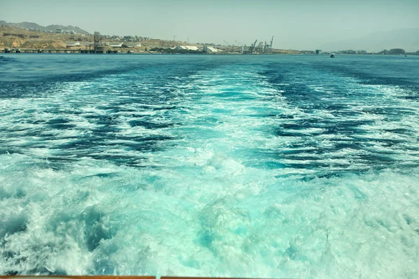 豪華なヨットから紅海への眺め。観光客、ボート、ヨットで休暇を過ごすためのホテル. — ストック写真