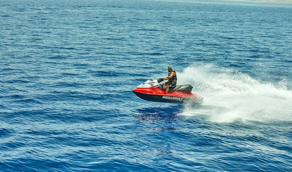 View from the luxury yacht to the Red Sea, jumping and riding a jet ski — Stock Photo, Image