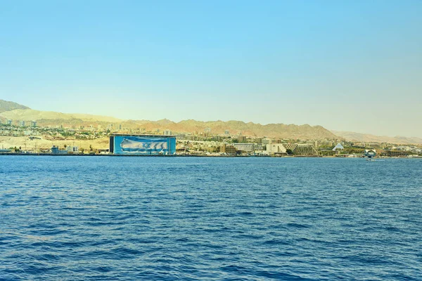 Vista desde el lujoso yate hasta el Mar Rojo. Hoteles para turistas, barcos y yates para unas vacaciones . — Foto de Stock
