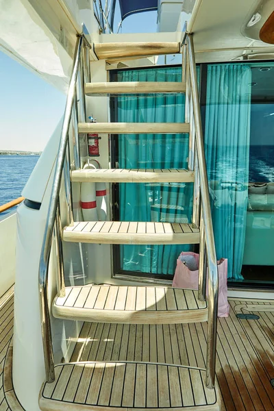 Wooden gangway on a luxury yacht to the upper deck Red Sea — Stock Photo, Image